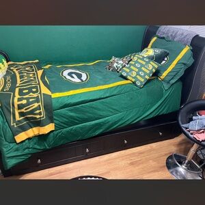 Like new twin greenbay packers bedding set